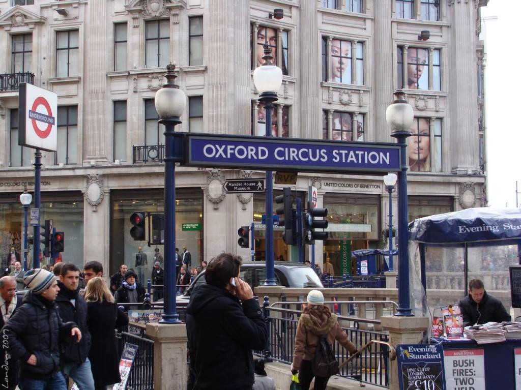 Oxford Street??? Κόσμος κοσμάκης..