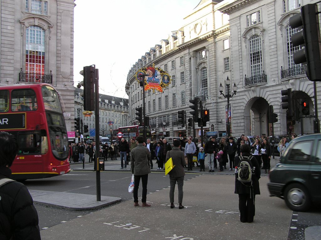 Piccadilly Circus - αρχή της Regent Str.