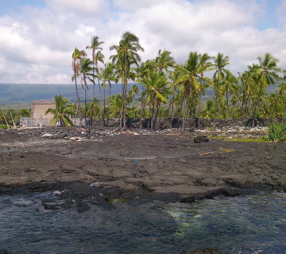 Puuhonua O Honaunau - Hale O Keawe Heiau & Wall 2