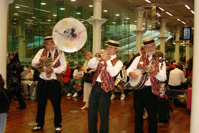 St Pancras station - περιμένοντας το τραίνο για Παρίσι (Eurodisney)