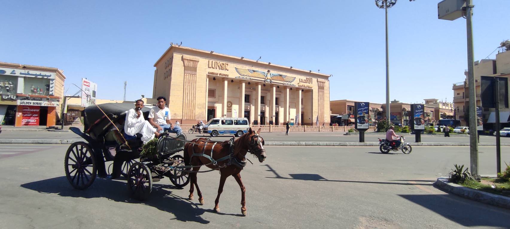 Luxor train station border=